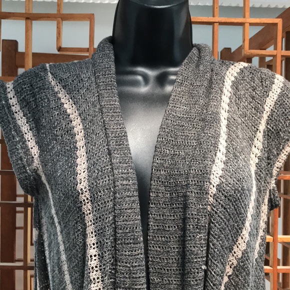 Wet Seal gray and cream top with open and plunging neckline. Size L. - Picture 2 of 6